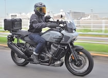 【勝手に車高が下がる!?】ハーレーの「足つき革命」に感動。ヤマハ「テネレ700」と選ぶ、大人の旅バイク2選