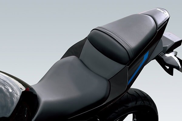 ライダー用とパッセンジャー用を分離したスタイルを採用し、クッション性も高められたシート