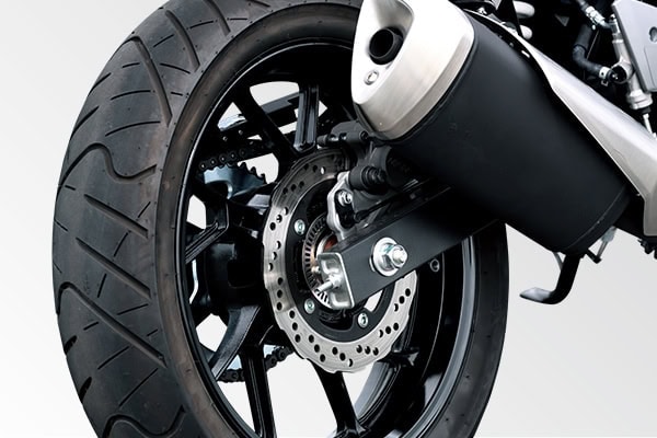 ライダーの気分を高揚させるスポーティで心地よいサウンドを奏でるエキゾーストシステム