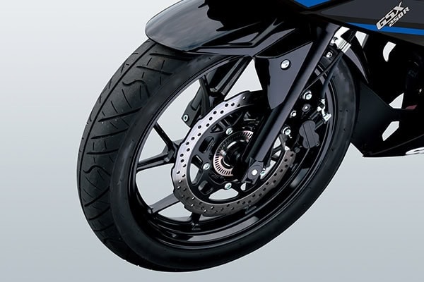 スポーティな10本スポークデザインのホイールとグリップ性能に優れるIRC製タイヤの組合わせに加え、高い制動力を発揮するディスクブレーキも備える