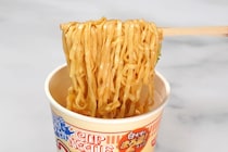 【このカップ麺、激ウマ】冬限定「カップヌードル 辛味噌」が濃厚すぎる！復活の「白味噌」とどっちが美味い？マニアが唸った“冬の正解”