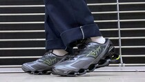 【Y2K×ハイテクの完成形】“空洞ソール”のバネ心地が未体験レベル！ミズノの限定「ウエーブプロフェシー LS」をエディターが試し履き