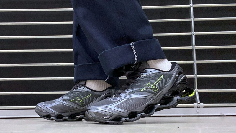 【Y2K×ハイテクの完成形】“空洞ソール”のバネ心地が未体験レベル！ミズノの限定「ウエーブプロフェシー LS」をエディターが試し履き
