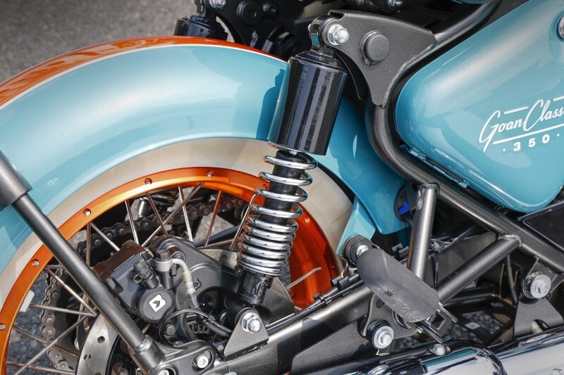 ツインリアショックを採用