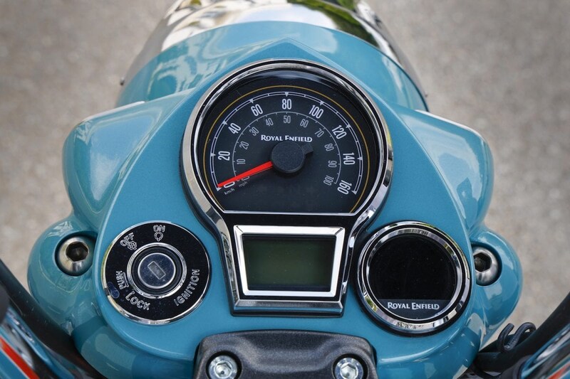 レトロスタイルのスピードメーターとデジタルディスプレイ、そして簡易型ナビゲーションシステムも装備