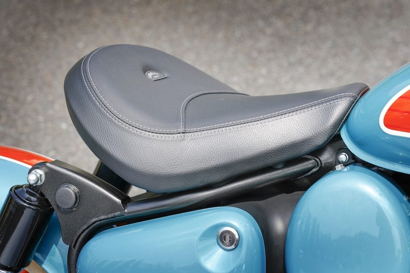 エルゴノミクスに基づいてデザインされた低いフローティング・シート