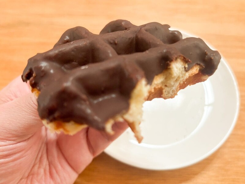 ワッフルの生地にはシュガーの粒がところどころに混ざっていて、シャリシャリっとした食感も楽しくておいしさアップ！