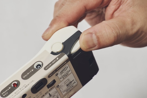 ダイヤルを巻きあげて、シャッターを押すだけという昔ながらの構造