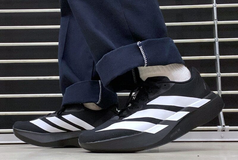 【怪物級のDNAを継承】1万円台で“街履き”と“本気ラン”を両立！アディダス新作「ADIZERO EVO SL」をエディターが試し履き