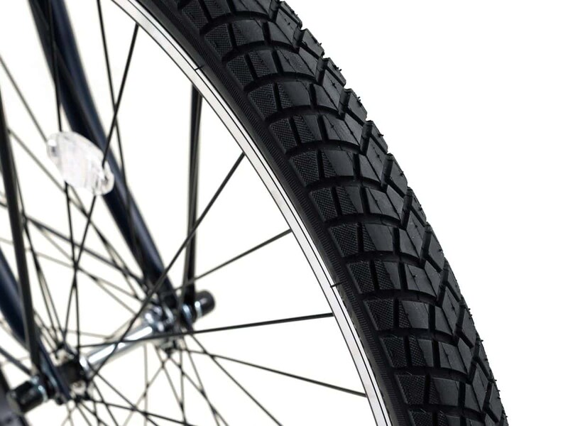 走行安定性にも優れる幅広タイヤ