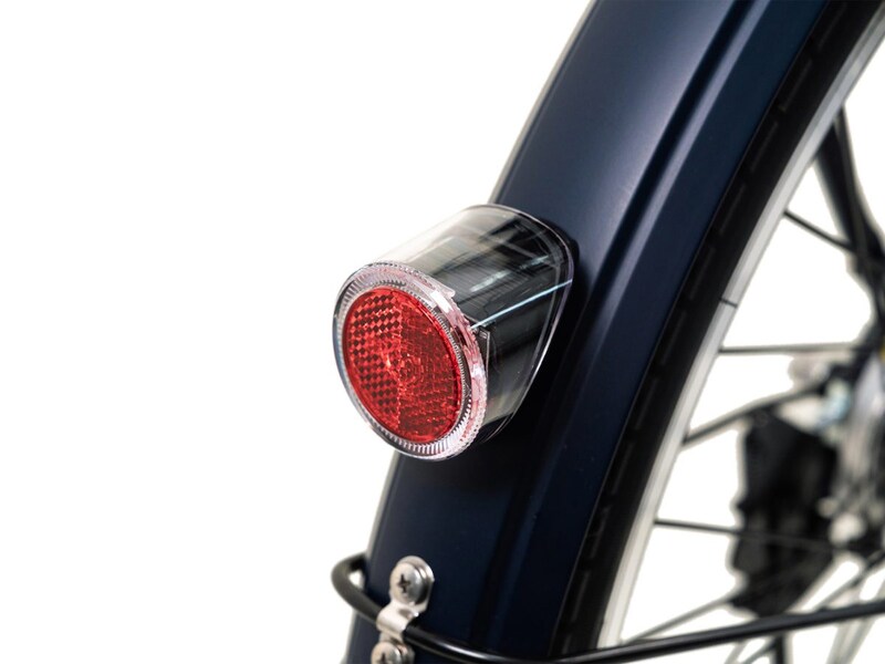 周囲が暗くなるとリフレクター部分が全体的に発光し、後方車両に存在をアピールしてくれるソーラーテールライト