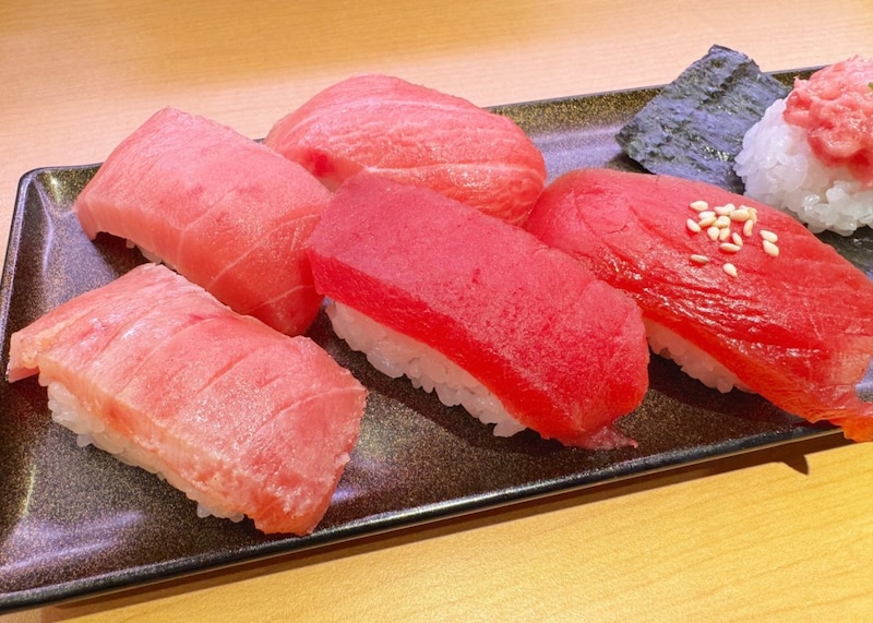 【天然本鮪の大トロがこの価格…？】スシロー「年に一度の豊洲フェア」を実食レポ！名店監修ネタが“回転寿司超え”のウマさだった