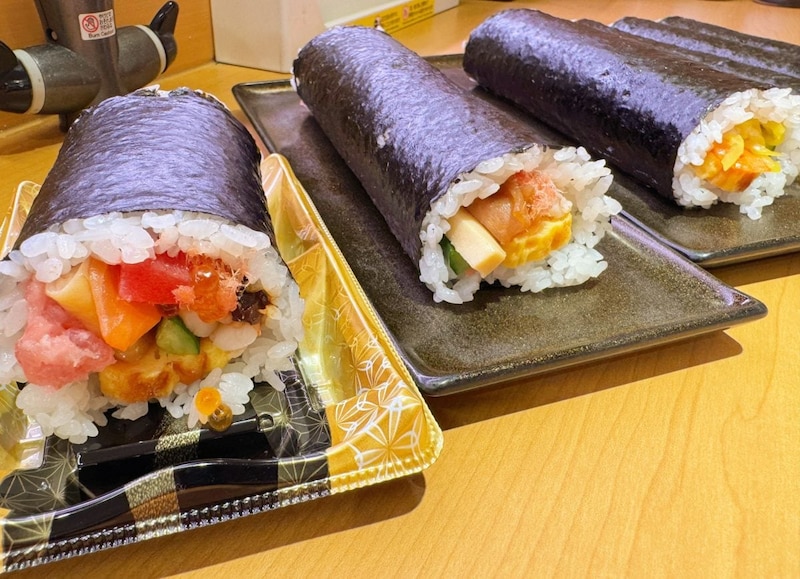 2026 年の恵方は「南南東」！キャラコラボや王道系まで勢ぞろいした回転寿司チェーン店3社の“2026年恵方巻”を食べ比べ！