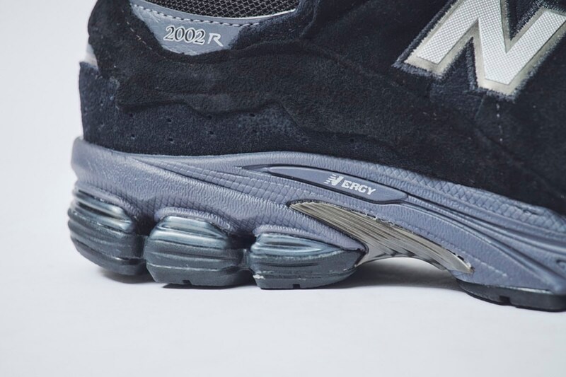 衝撃吸収と反発性を両立させるN-ERGYや優れた衝撃吸収と安定性を誇るABZORBが搭載されている