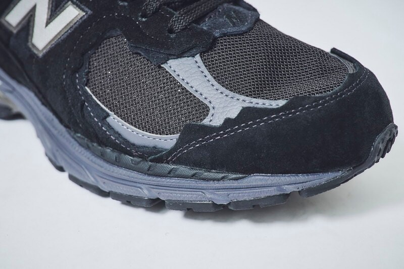 不揃いにカットされたパーツ