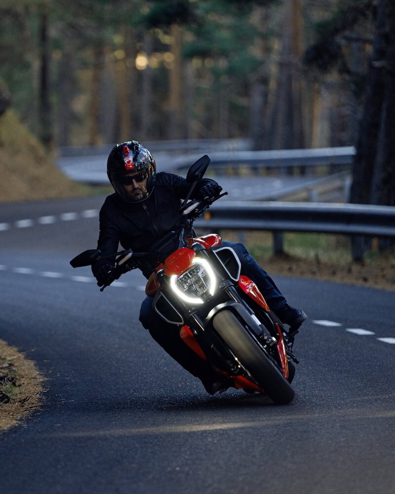 シチュエーションに応じて最適な走りを選ぶことができる4種類のライディングモード（スポーツ、ツーリング、アーバン、ウェット）を搭載