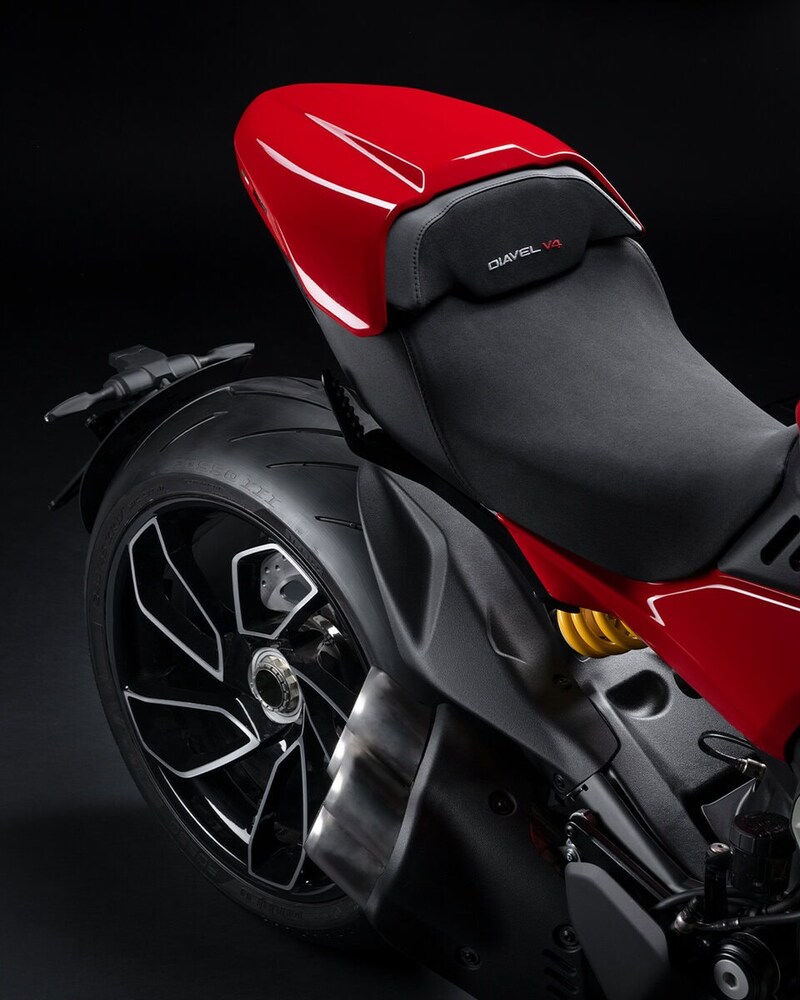 タンデム仕様からシングル仕様に簡単に変更できるパッセンジャーシートカバーも標準装備