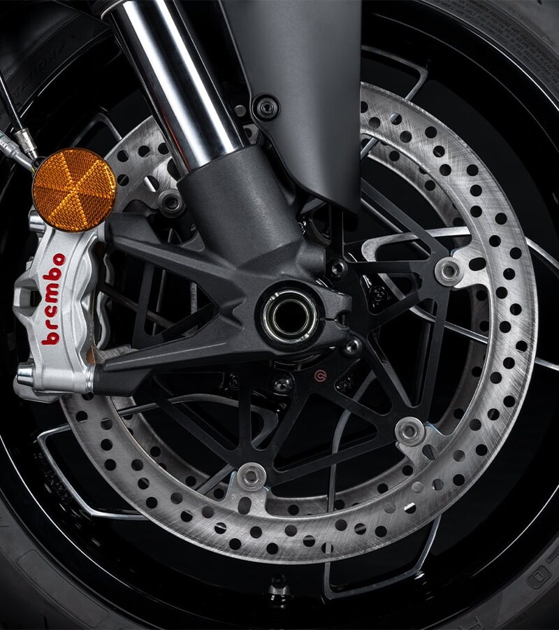 高い制動力が魅力のブレンボ製の前後ブレーキを装備