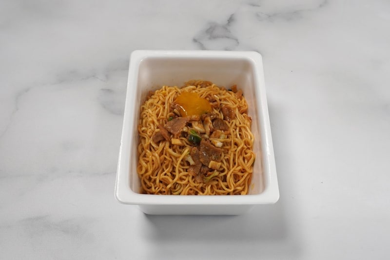 ペヤング すき焼き風やきそば／卵黄ソースはねっとりとした質感で、麺に染み込まず、しっかりと麺の上で卵の黄身っぽい存在感を発揮しています