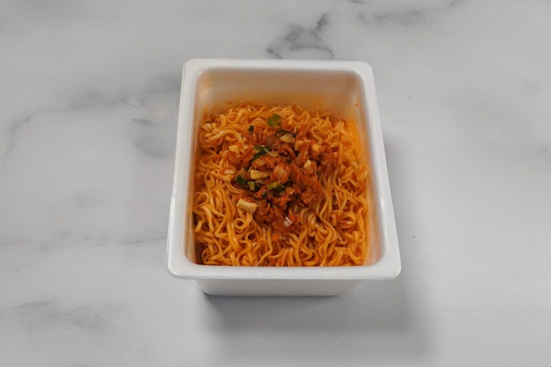 ペヤング キムチ鍋風やきそば／具材のキムチの食感と豆腐の柔らかい食感の対比も面白く、最後まで一気に満足感高めで食べられました