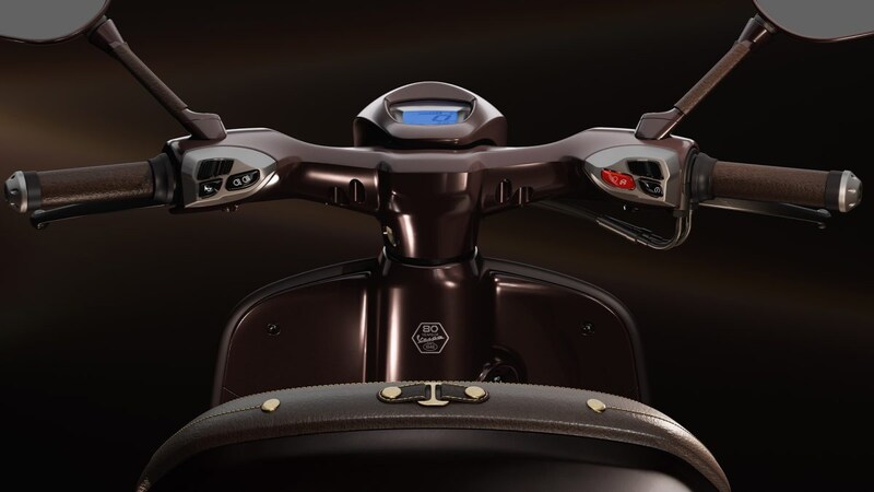 ハンドルバーグリップとミラーステムにもシートと同じ上質なレザーが使用されている