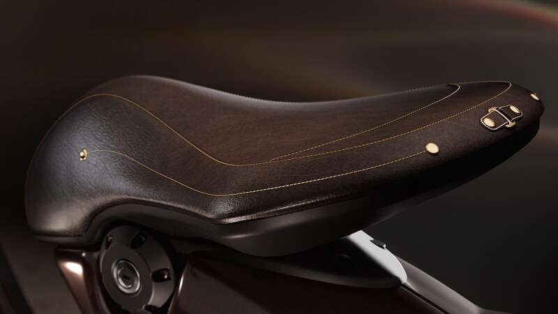 乗馬用の鞍をイメージさせる革製のシート