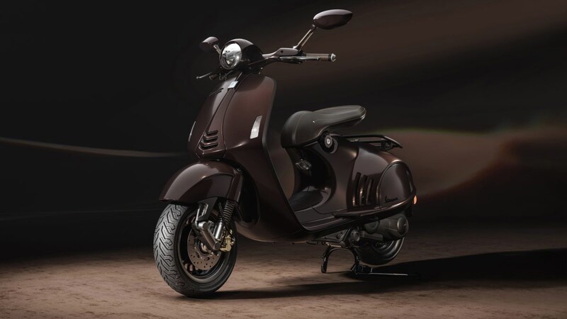 【220万円のベスパ】最高峰「946」の“午年”限定車が美しすぎる!栗毛色のボディに本革シート…まさに“動く芸術作品”