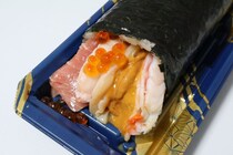 【角上魚類】予約なしで買える恵方巻が「海鮮の暴力」すぎる!? ウニも中トロもはみ出して重量470g超、脇役の「かんぴょう」まで絶品だった