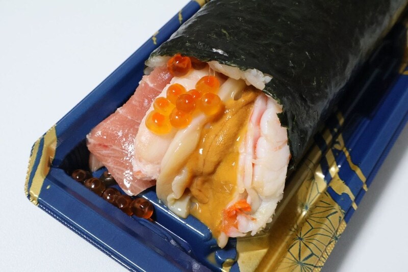 【角上魚類】予約なしで買える恵方巻が「海鮮の暴力」すぎる!? ウニも中トロもはみ出して重量470g超、脇役の「かんぴょう」まで絶品だった