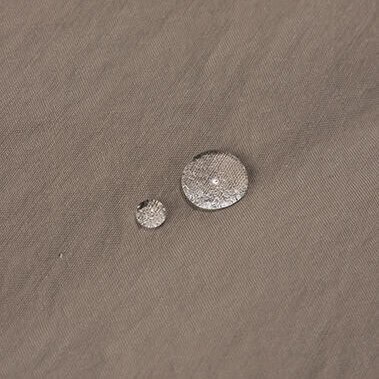 撥水性も備えたストレッチ生地