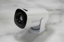 【ニトリ】3ヶ月待ちの「9,990円プロジェクター」がついに在庫復活！天井投影もできる“神コスパ”家電をガチレビュー