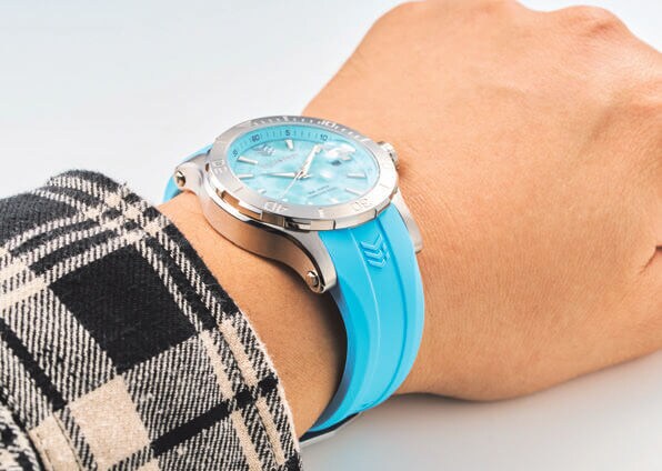 冬コーデのアクセントにも効果的なブルーカラー