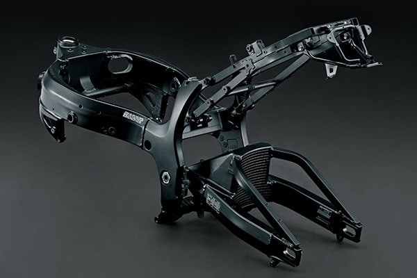 シャシーは、アルミツインスパーフレームとスイングアームで構成され、優れた強度と柔軟性を両立させた特性がポイント