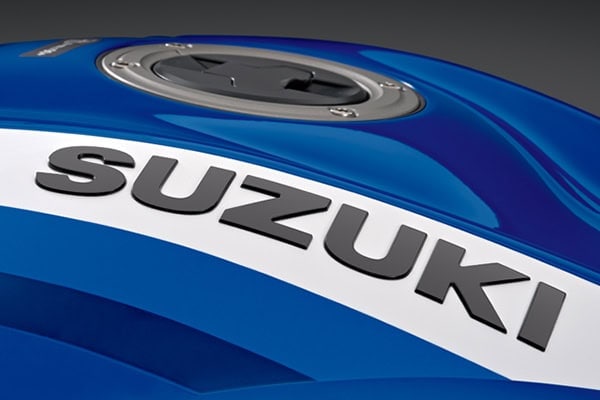 立体感のある「SUZUKI」のロゴデカールもポイント
