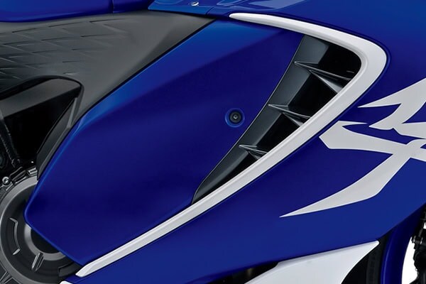 特徴的なダクトデザインにもホワイトのアクセントが入る