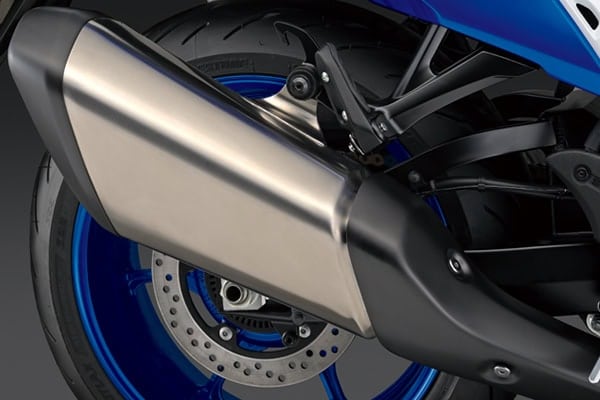 マフラーのエンドとカバーをブラックにしてスポーティな雰囲気を高めている