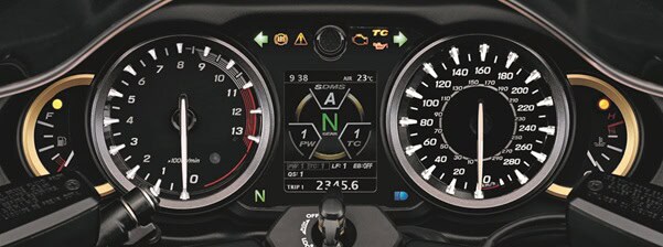 メーターは、大型アナログタコメーター＆スピードメーターに加え、メーター横にはアナログフューエルメーターと水温計、そして二つの大型メーターの中央にはフルカラー液晶ディスプレイを備えたライダーのテンションを上げるメカニカルなデザイン