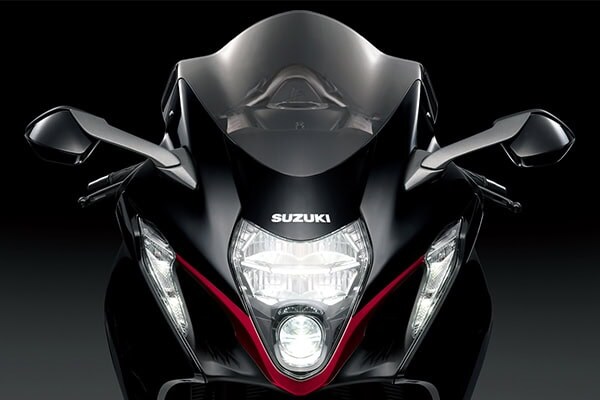 「Hayabusa」らしい個性的なデザインとなる縦型2灯のLEDヘッドライト