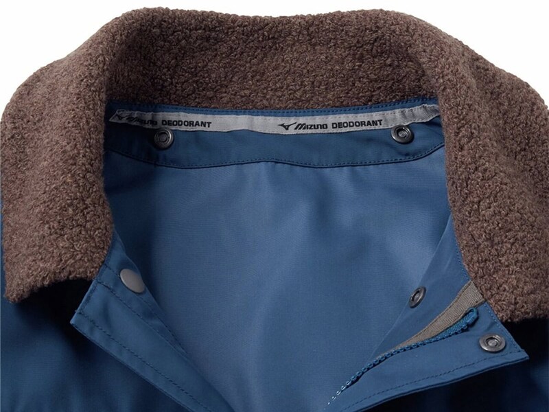 元はウール混のボアを採用しており首元の暖かさを確保