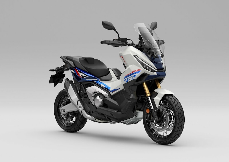 ホンダのクロスオーバータイプの大型二輪モデル「ホンダ X-ADV」がカラーリングを変更して新たに登場