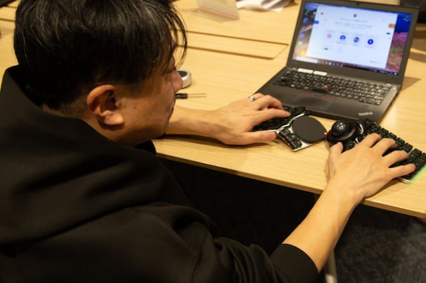 エルゴノミクス設計が手首や肩への負担を軽減し、没頭するほど心地よく、長時間のデスクワークでも快適にさせる