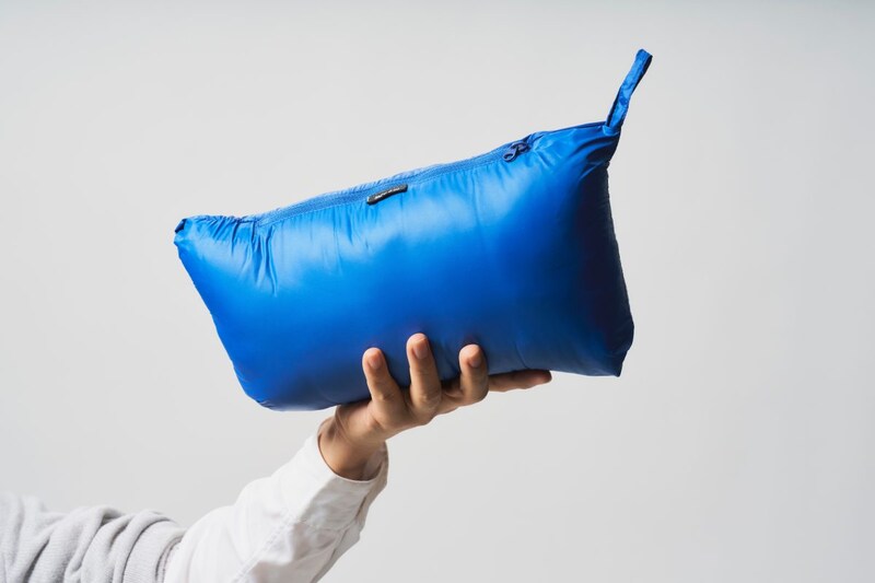 左ポケットに本体を収納できる