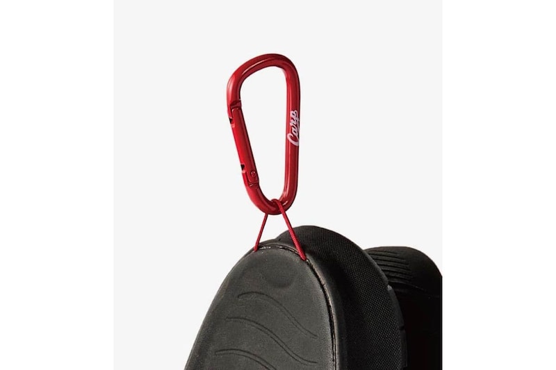 オリジナルのCarpロゴ入りカラビナも付属