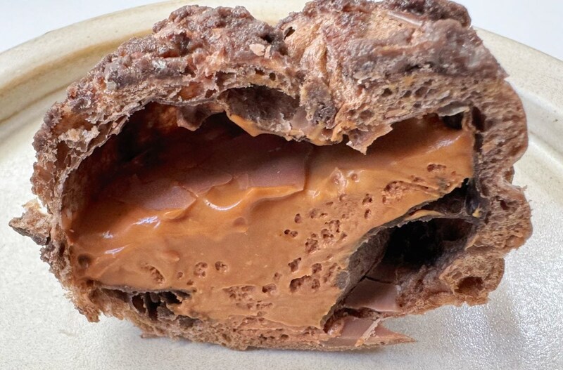 重厚感のあるショコラクリームとほろ苦いキャラメルソースがたっぷり