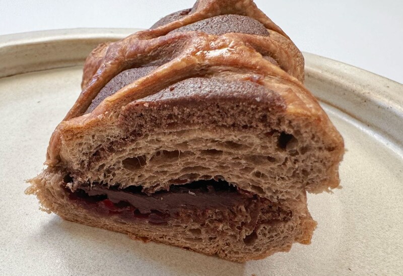 ラズベリージャムは、中にサンドされているコクのあるチョコクリームとも相性抜群