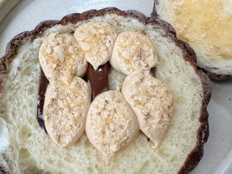 ヘーゼルナッツホイップとヘーゼルナッツチョコクリームをダブルでサンド