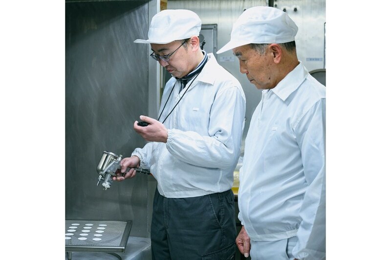 琺瑯ダイヤルは、琺瑯職人の横澤満氏の監修のもと、横澤氏の技術を継承する内山和則氏の見識、技術が融合して完成したもの