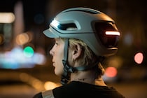 【ウインカーが出る自転車ヘルメット!?】夜道の安全を変える「UNIT 1のスマートヘルメット」がスゴい