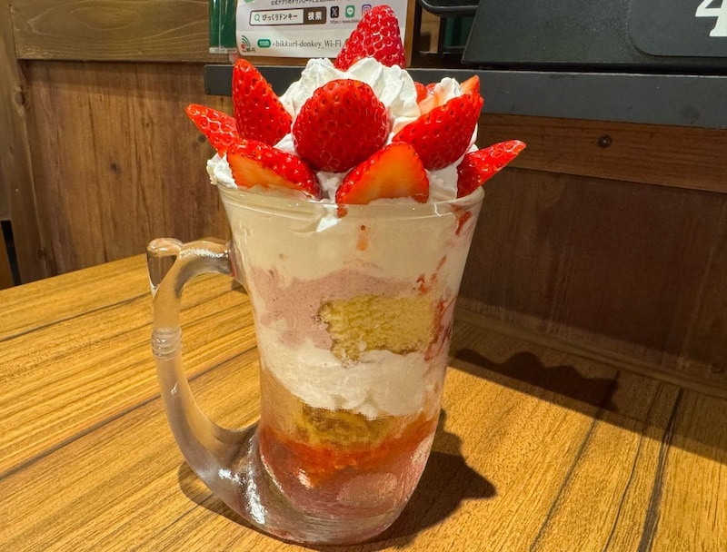 パフェ？ケーキ？びっくりドンキーの盛りすぎ「ジョッキパフェ（完熟いちご）」が異次元のボリュームだった
