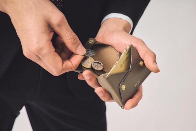 コインをつまみやすい